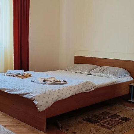 Lora'S House Apartment Oradea Bagian luar foto