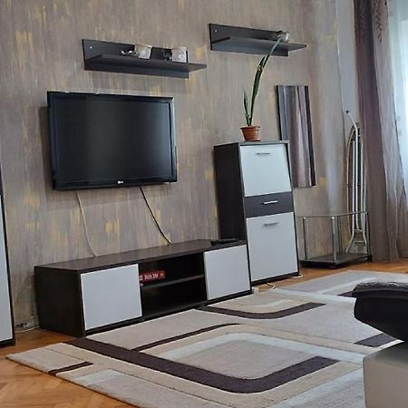 Lora'S House Apartment Oradea Bagian luar foto