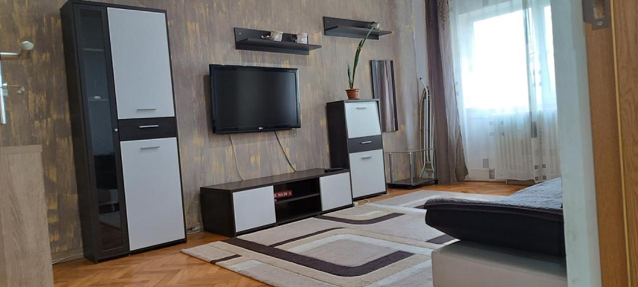 Lora'S House Apartment Oradea Bagian luar foto