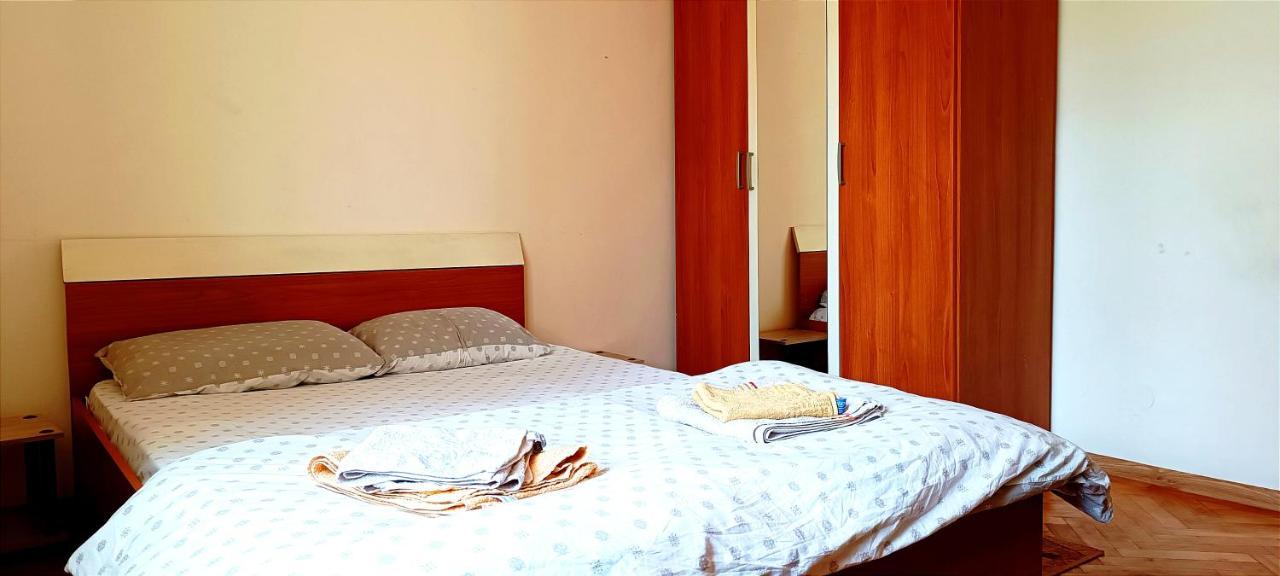 Lora'S House Apartment Oradea Bagian luar foto